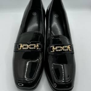 Loafers με τακούνι και διακοσμητική αγκράφα